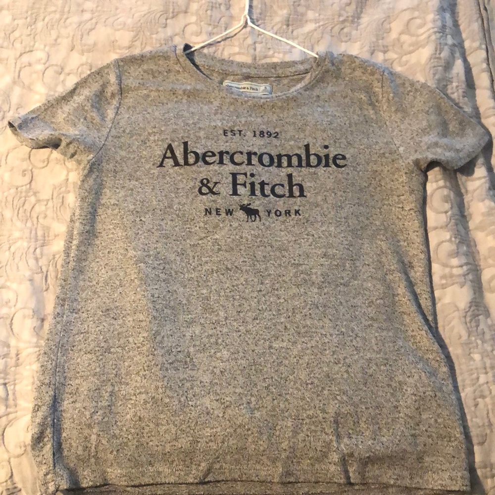 heather gray t shirt with logo